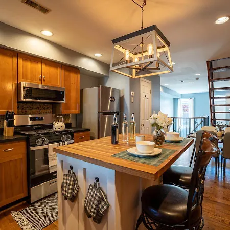 Cozy Townhouse Downtown W/ Game Room & Rooftop